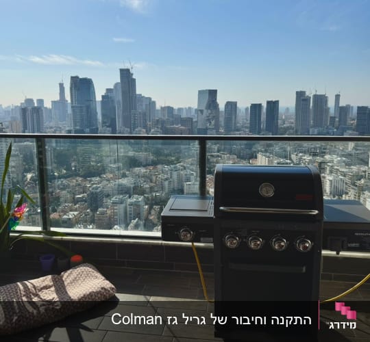 גריל גז שחור במרפסת עם נוף עירוני